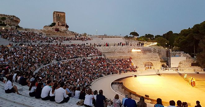 Greek tragedy in Siracusa Book an apartment for to see greek tragedy